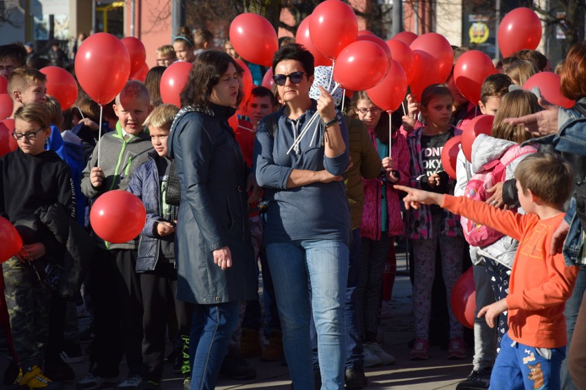 W Gorlicach jest dzisiaj biało-czerwono. Na płycie rynku powstała żywa flaga. Przyszły setki uczniów z biało-czerwonymi balonikami