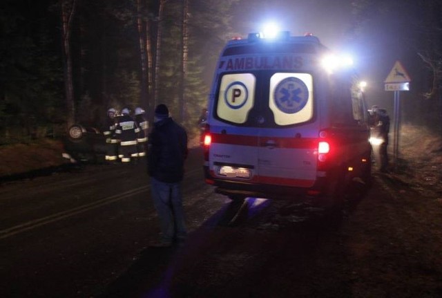 Mężczyzna uciekał przez policyjnym pościgime. i dachował. Był pod wpływem narkotyków.