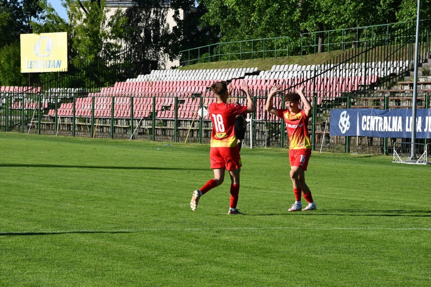 W meczu Hummel 4 ligi Korona II Kielce pokonała Pogoń Staszów 2:1 i fetowała awans do trzeciej ligi. Zobaczcie zdjęcia