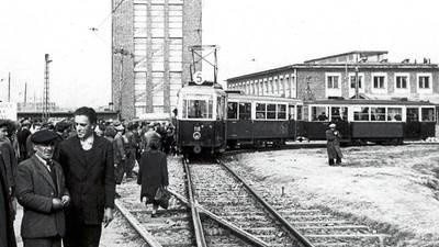 7 listopada 1952 r.: tramwaj na pętli obok dzisiejszej bramy kombinatu przygotowuje się do startu Fot. Archiwum MPK
