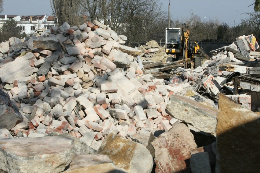 Wrocław: Wyburzają wojskowe budynki przy Agrestowej. Wybudują tam mieszkania? (ZDJĘCIA)