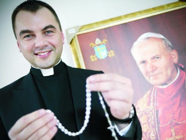 Ksiądz Andrzej Dębski, rzecznik Archidiecezji Białostockiej, do dziś nosi przy sobie różaniec podarowany mu przez Ojca Świętego. Otrzymał go w czasie studiów w Rzymie