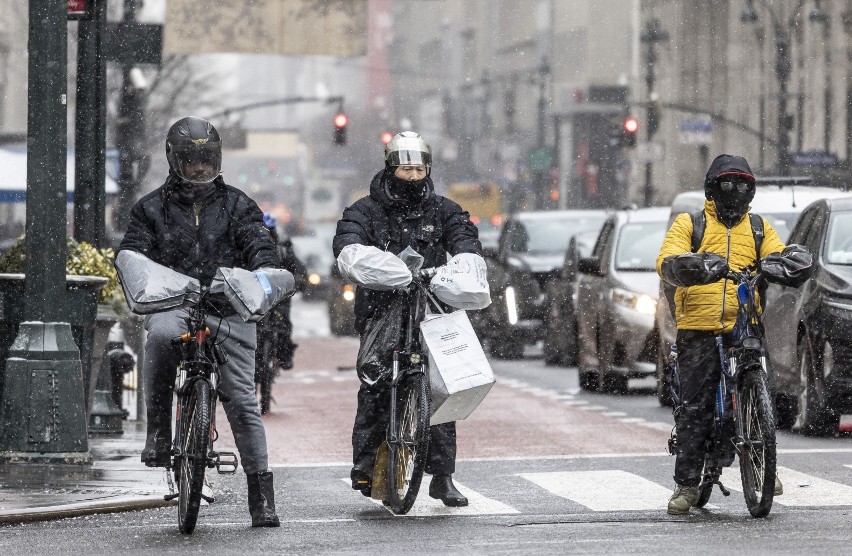 Dostawcy na rowerach walczą z zimnem na ulicach Nowego Jorku
