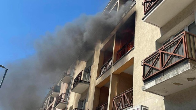 Kłęby dymy unoszące się z jednego mieszkań przy ulicy Zwycięstwa zaalarmowały przechodniów w centrum Koszalina.