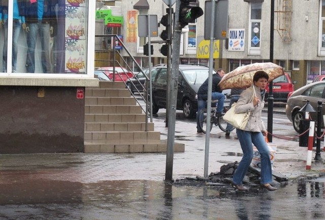 Podczas opadów woda z odnawianej ulicy wpływa wprost na chodnik. Jak tu przejść przez skrzyżowanie w centrum miasta?
