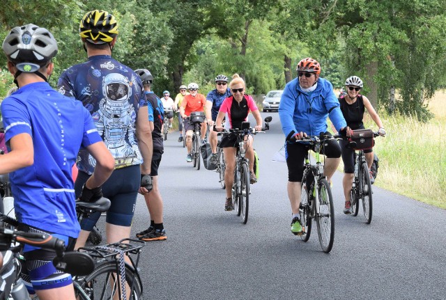 Kruszwicka Grupa Rowerowa zaprosiła turystów na wycieczkę nad Zalew Koronowski. Na rowerach pokonali ponad 100 kilometrów