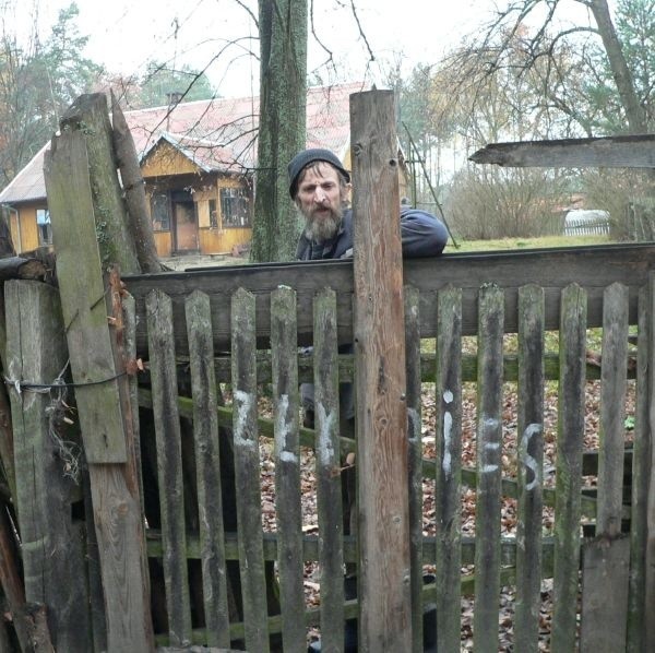 Przed obecnością psów w zagrodzie ostrzega taki właśnie napis na ogrodzeniu przed domem.