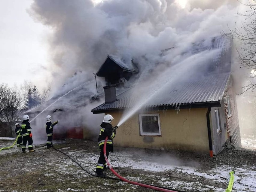 Siołkowa. Ogień strawił poddasze i dach. Resztę budynku uratowali strażacy [ZDJĘCIA]