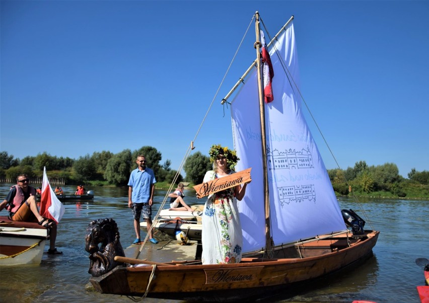 W Baranowie Sandomierskim świętowano 81 rocznicę przeprawy Armii Kraków przez Wisłę. Były regaty i chrzest drewnianej łodzi [ZDJĘCIA] 