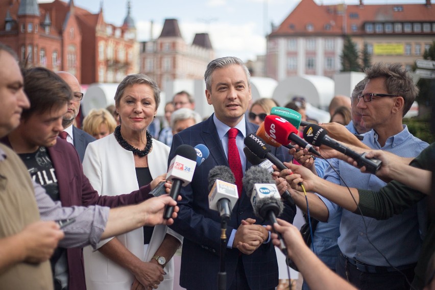 Podczas konferencji prasowej prezydent Robert Biedroń...