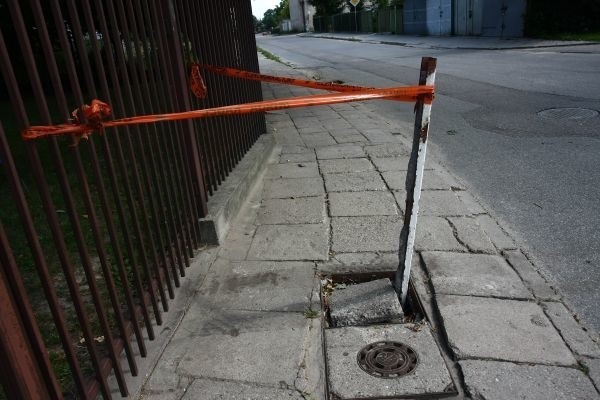 Pręt w chodniku i taśma. Tak Telekomunikacja naprawiała połamaną płytę chodnikową.