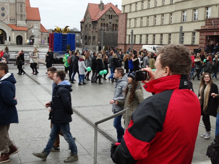 Polonez na rynku w Rudzie Śląskiej [ZDJĘCIA + WIDEO] Maturzyści zatańczyli przed studniówką