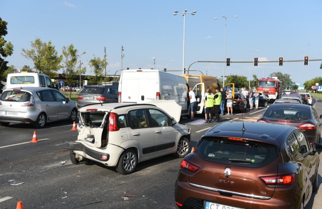 Dzisiaj (03.08) na Szosie Lubickiej w Toruniu doszło do zderzenia 8 pojazdów, w wyniku którego jedna osoba trafiła do szpitala. W zdarzeniu brały udział dwa samochody dostawcze oraz 6 osobowych. Możliwe utrudnienia w ruchu. Środkowy pas jezdni był zablokowany.Zobacz także: Przestępcy z Kujawsko-Pomorskiego. Zobacz czy nie mieszkają obok Ciebie? [ZDJĘCIA]