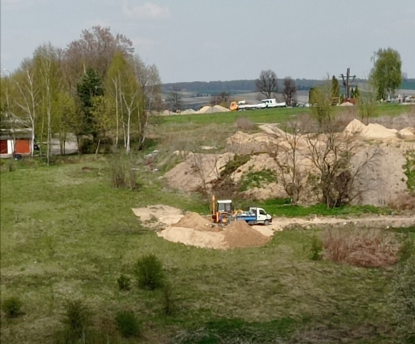 Miechów. Zakopywali odpady na działce przy cmentarzu