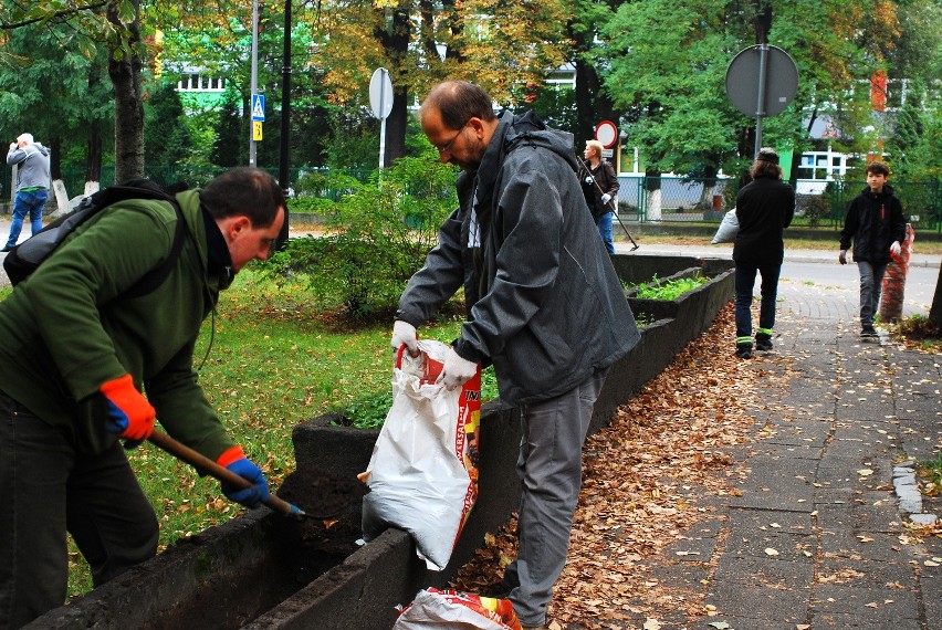 Bytom: Społecznicy zmieniają miasto. Dziś posadzili rośliny w pustych donicach przed Becekiem
