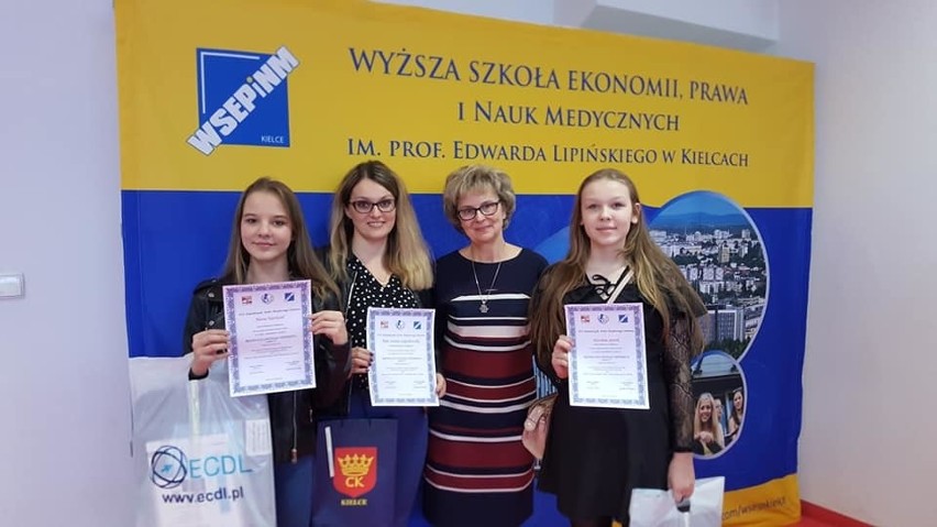 Uczennice z Małogoszcza wyróżnione w wojewódzkim konkursie "Razem dla lepszego Internetu". Marysia i Karolina nagrały piosenkę