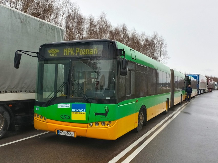 Do autobusów załadowane zostały najpotrzebniejsze części...