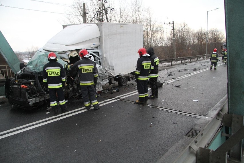 Zderzenie busa z ciężarówką na krajowej trasie w Nagnajowie. Są ranni
