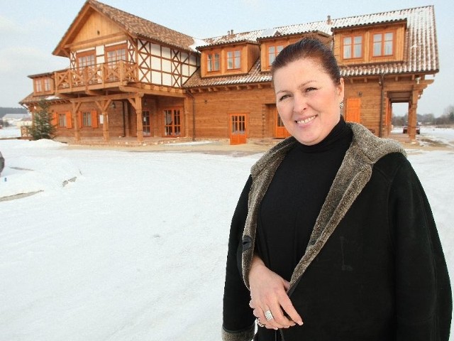 Barbara Chrobot przed swym nowym lokalem - zbudowanym w stylu mazurskim.