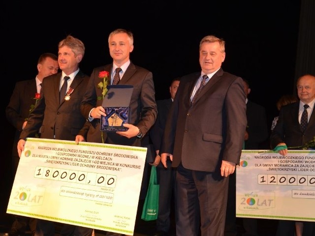 Burmistrz Końskich Michał Cichocki (na pierwszym planie, w środku) z czekiem na 180 tys. zł, który gmina wygrała w konkursie.