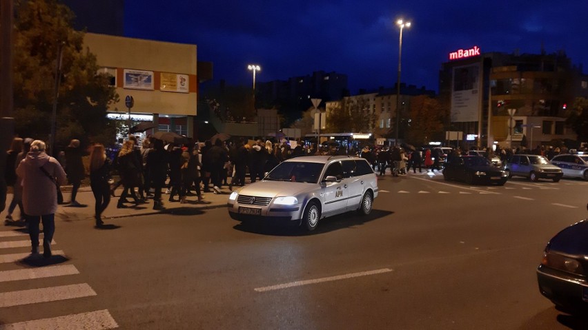 Strajk kobiet w Opolu. Protesty i blokady dróg w mieście. Są korki! [ZDJĘCIA]
