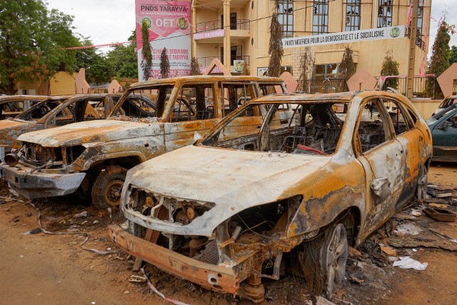 Niger nadal pogrążony jest w chaosie. Na zdjęciu spalone samochody po zamieszkach.