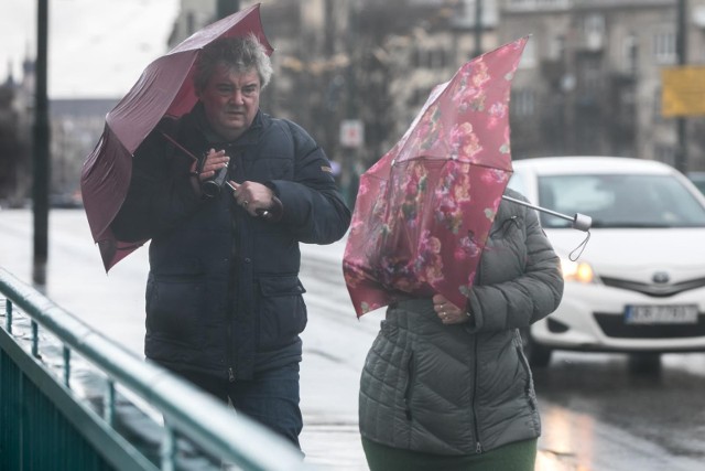 Wiatr miejscami może powodować szkody, w tym łamać drzewa, odcinać dostawy prądu, a także uszkadzać lub zrywać dachy.