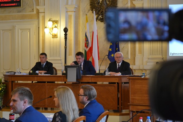 Jarosław Klimaszewski (w środku), przewodniczący bielskiej rady, będzie pilnował czasu wypowiedzi radnych