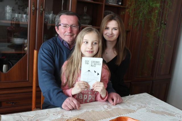 Jacek Dyba ze swoimi wnuczkami Nikolą (w środku) i Dominiką.