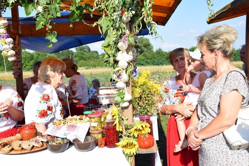 Małopolskie Święto Czosnku. Producenci cieszą się ze zbiorów, a gospodynie z czosnku robią pyszne dania i bukiety [ZDJĘCIA]