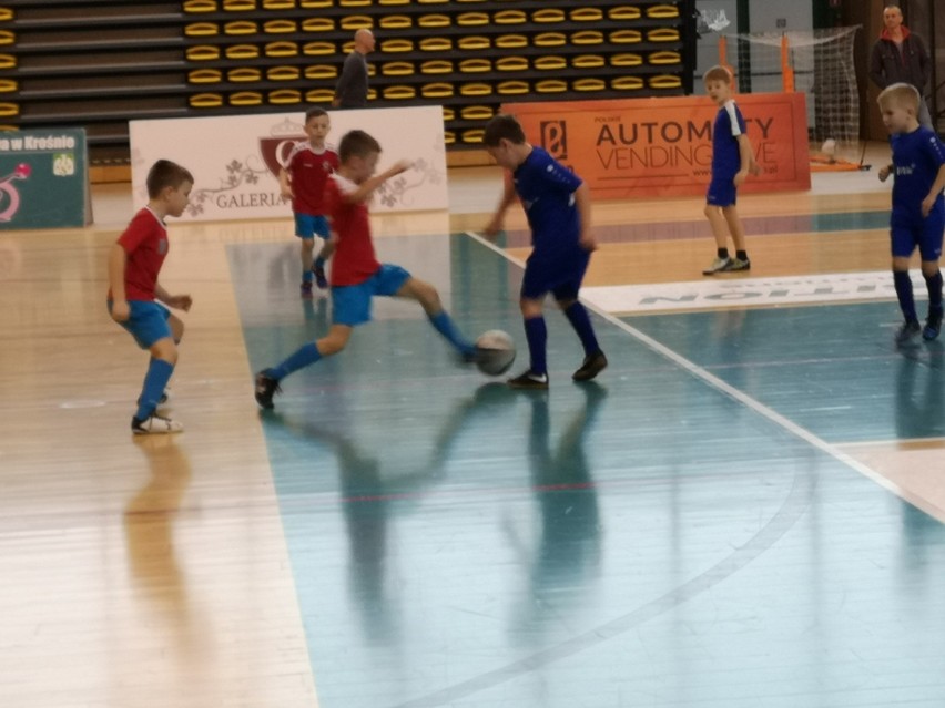 Młodzi piłkarze rywalizowali w halil MOSiR przy ul. Bursaki w Krośnie [ZDJĘCIA]