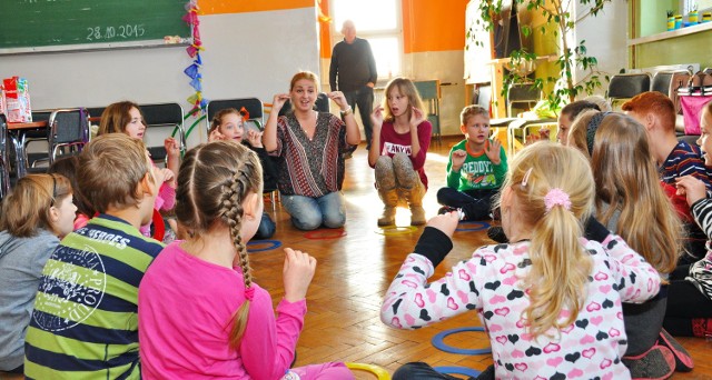 Na kursach sobotnich dzieciaki w wieku 5-11 lat mają okazję do uczenia się języka niemieckiego oraz do dobrej zabawy. Na zdjęciu zajęcia w kole mniejszości niemieckiej w Krzyżanowicach.