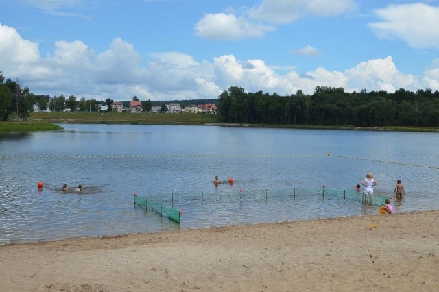 Ośrodek Sportu i Rekreacji nad zalewem w Suchedniowie to popularne miejsce wśród polskich i zagranicznych turystów. Największą atrakcją jest 20 - hektarowy zbiornik wodny. Po odmuleniu woda w nim jest czysta i bardzo dobrej jakości. ZOBACZ NA KOLEJNYCH SLAJDACH>>> POLECAMY TAKŻE:  TOP 10: Plaże nudystów w Polsce [18+] Jak wyglądają? ZOBACZ TAKŻE: FLESZ: Autostrady, bramki, systemy płatności - jak ominąć korki?Źródło:vivi24