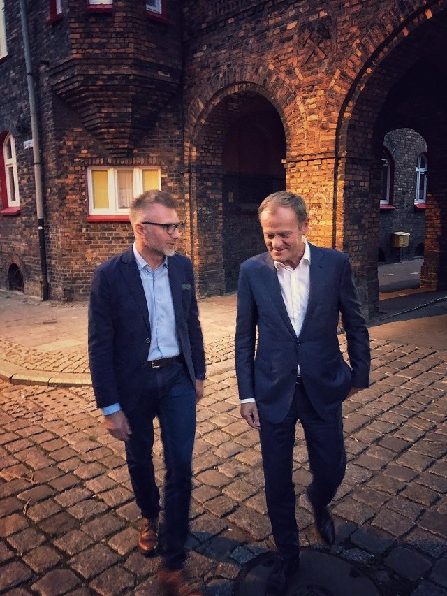 Donald Tusk i Jarosław Makowski na Nikiszowcu w Katowicach