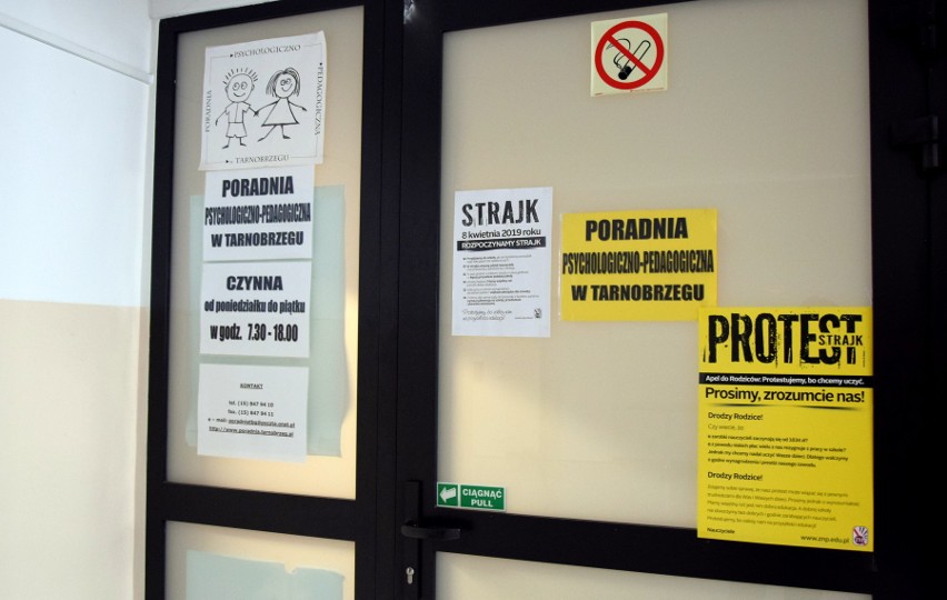 Strajk nauczycieli 2019 w Tarnobrzegu. Puste szkoły, większość uczniów została w domach 