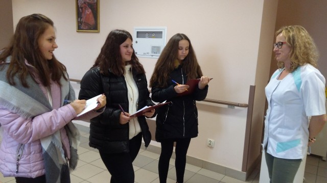Uczennice z Mariówki odwiedziły Centrum Rehabilitacji "Promień".