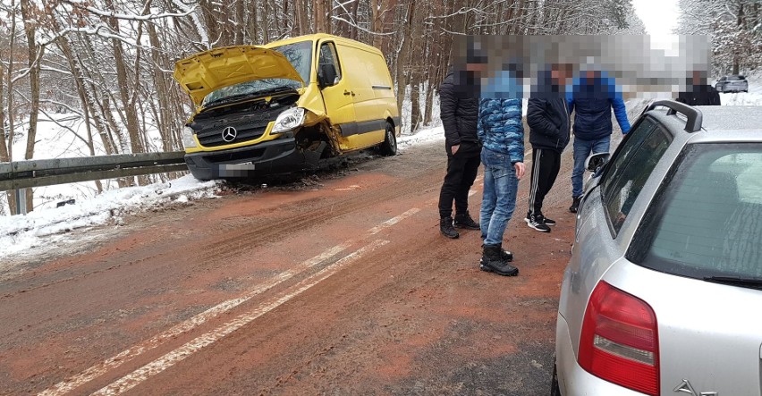 Czołowe zderzenie busa z osobówką koło Barcina [ZDJĘCIA]