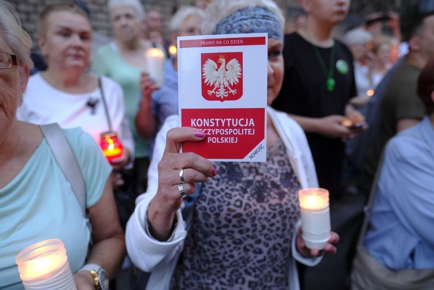 Toruń. Protest po uchwaleniu ustawy o Sądzie Najwyższym...