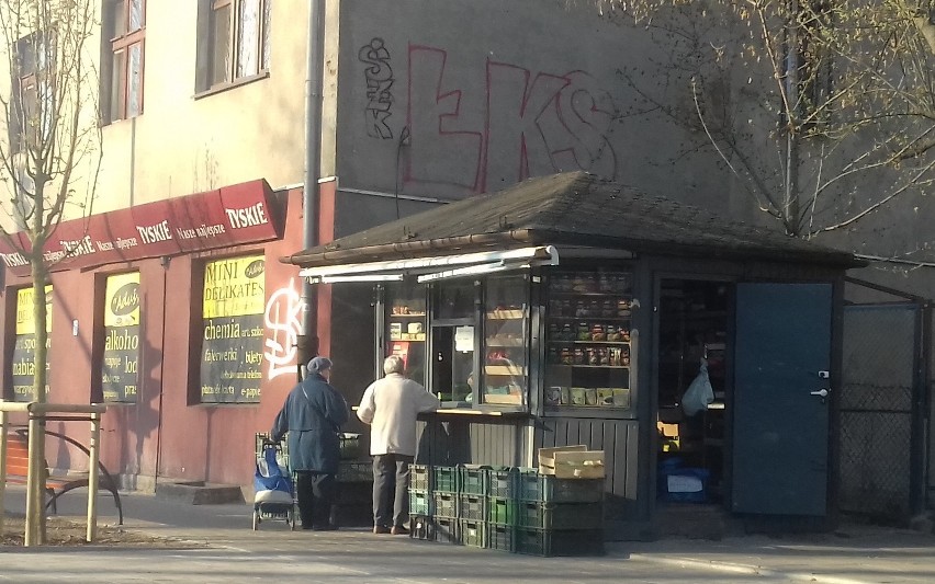 Kibice ŁKS i Widzewa mażą na murach. Nie oszczędzają szpitali, nowych bloków, stacji benzynowych