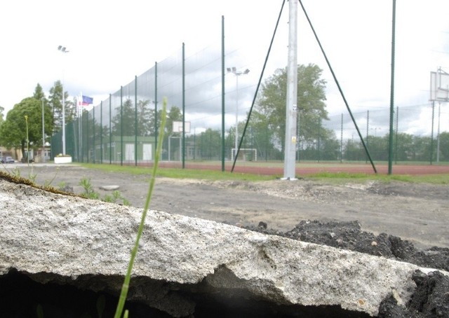 Mamy w Słupsku pierwszego Orlika. Budując go, zlikwidowano stare, ale pełnowymiarowe boisko do piłki nożnej.