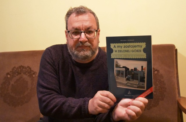 Mieczysław J. Bonisławski prezentuje książkę pt. "A my zostajemy w Zielonej Górze"