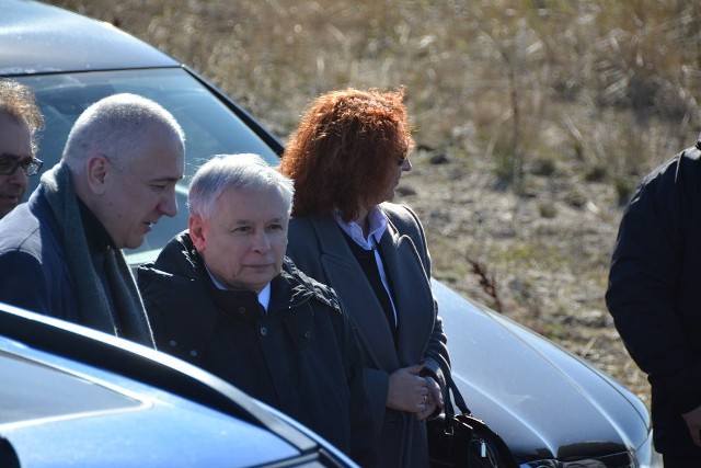 Jarosław Kaczyński, Marek Gróbarczyk i Adam HoffmaJarosław Kaczyński i Marek Gróbarczyk podczas wizyty przy budowie terminalu gazowego PLNG stwierdzili, że bezpieczeństwo energetyczne Polski jest zagrożone.