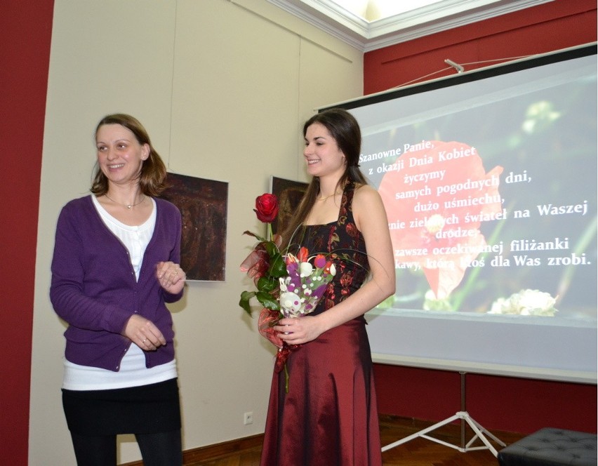 Ilona Sulik wręczyła Aleksandrze Gajek różę od załogi...