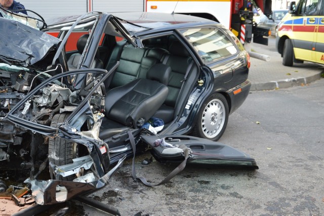 Wypadek w centrum Skierniewic. Samochód staranował słup. Mężczyzna w stanie ciężkim