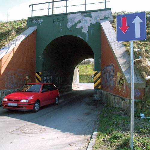 Niestety znak informujący o ruchu w tunelu ustawiony jest tylko z jednej strony. Z drugiej gdzieś się zapodział, ale teraz ma się to zmienić.