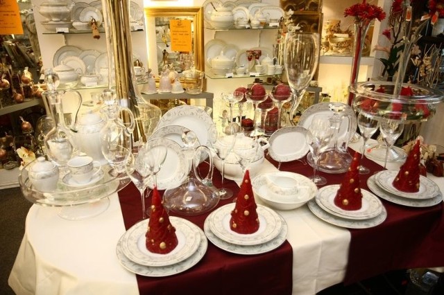 Satynowe obrusy, elegancka zastawa i czerwone świece to podstwa aranżacji świątecznego stołu proponowanej przez białostocki sklep Gustowny Dom MONO
