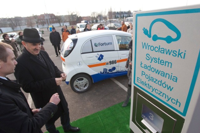 12.12.2011  Otwarcie pierwszej we Wrocławiu stacji ładowania pojazdów elektrycznych na terenie centrum handlowego Borek przy ulicy Hallera