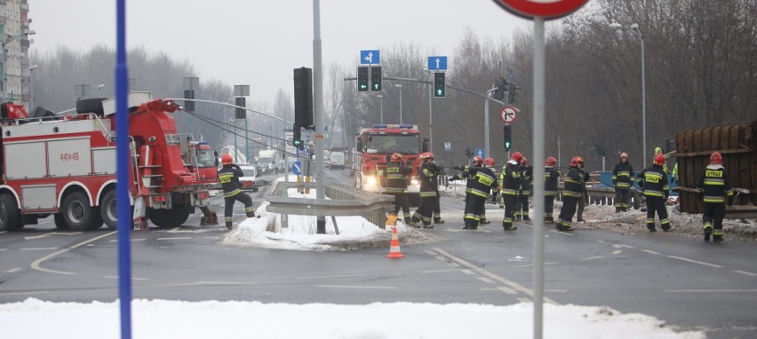 Wypadek w Świętochłowicach. Ciężarówka ze złomem wywróciła...