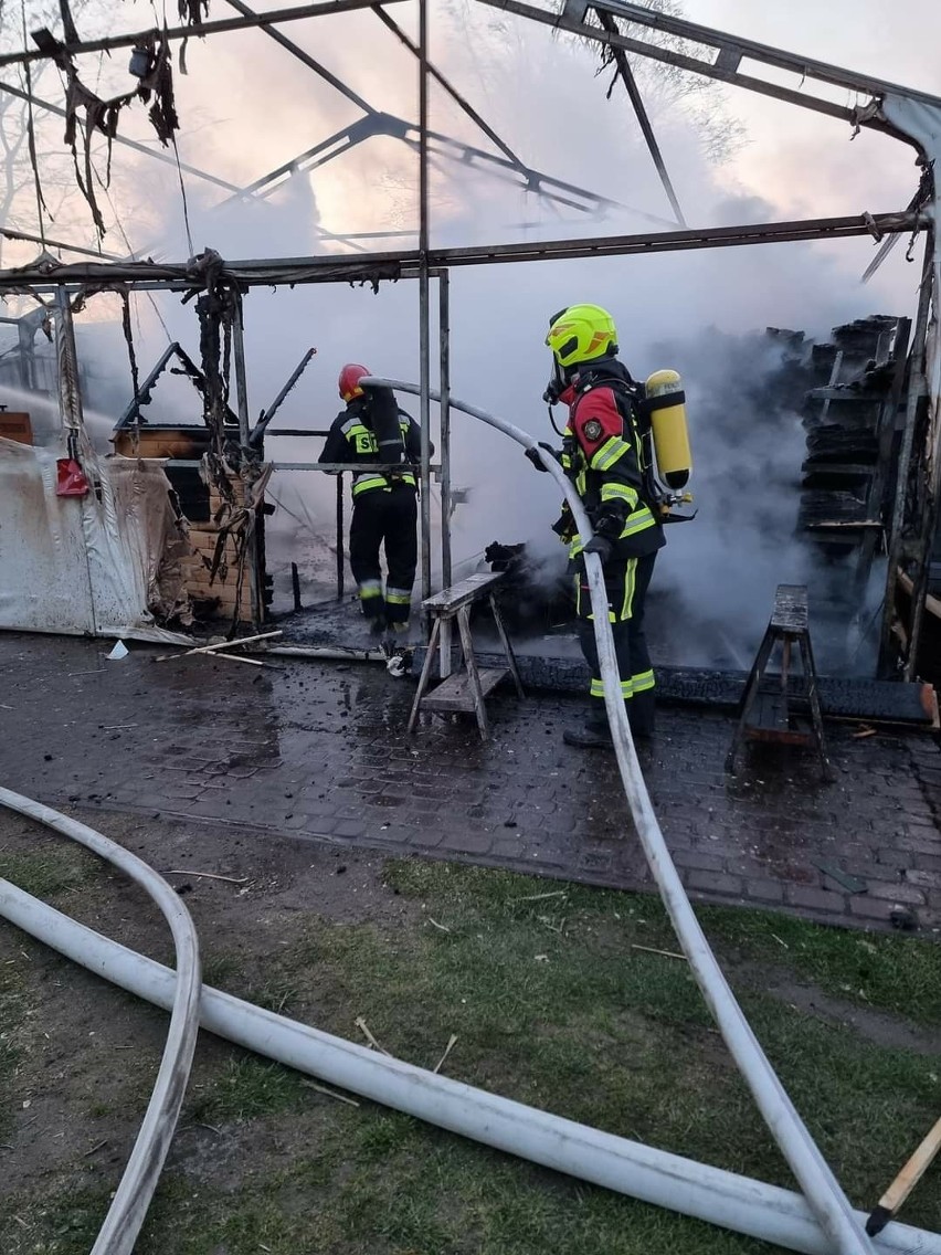 Ogień w zakładzie meblarskim w Parszowie. Na miejscu 10 zastępów straży pożarnej
