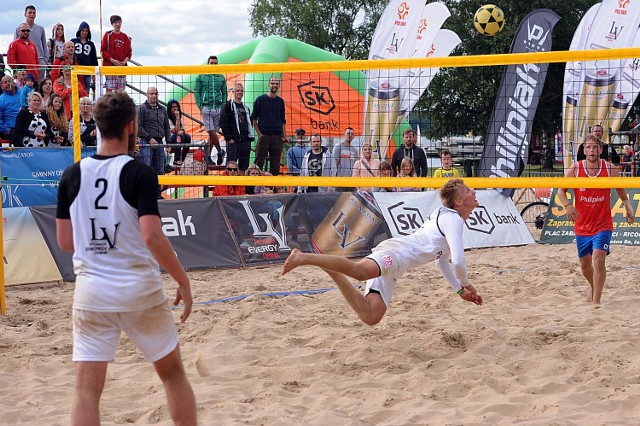 Tomasz Kriezel i Patryk Kubiszewski (jasne stroje) udowodnili, że futsalowcy nie są bez szans w walce na plaży z typowymi footvolleyowcami.